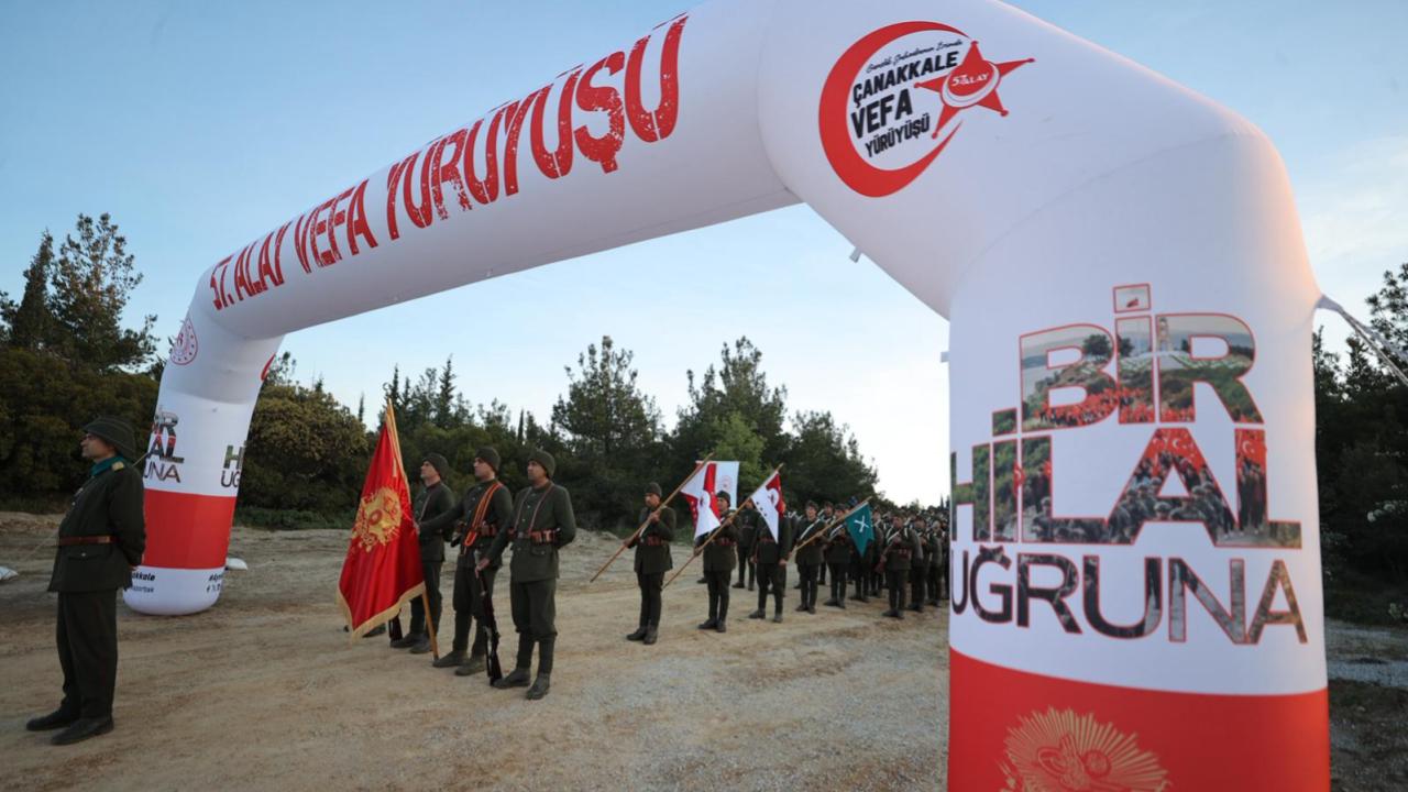 Gelibolu'da Duygu Yüklü Anlar! 57. Alay Vefa Yürüyüşü Başladı, Şehitler Anılıyor!