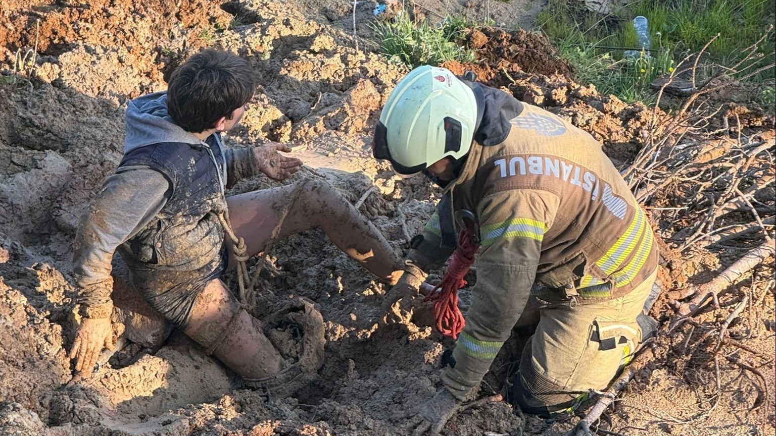 Göktürk'te Mucize Kurtuluş! Çamura Batan Çocuk, Polis Ekiplerinin Hızlı Müdahalesiyle Hayata Döndü!