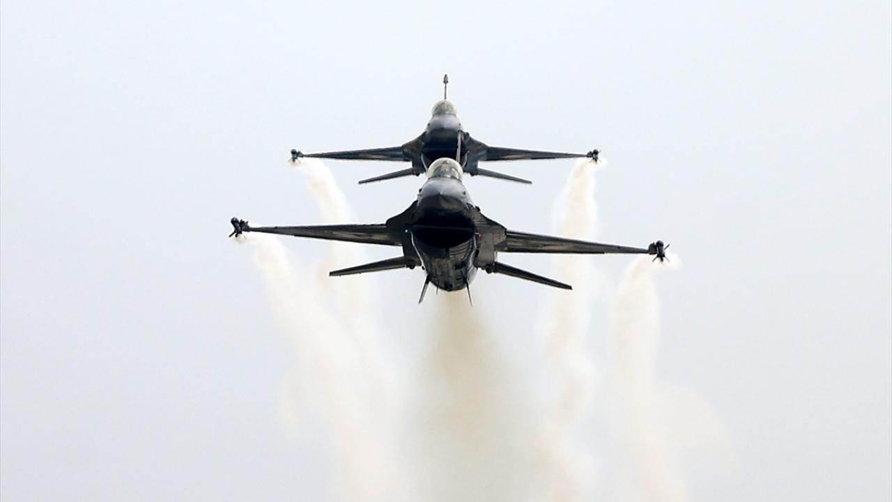 Gökyüzünde Bayrak Şöleni: SOLOTÜRK'ten Antalya'da 23 Nisan Gösterisi!