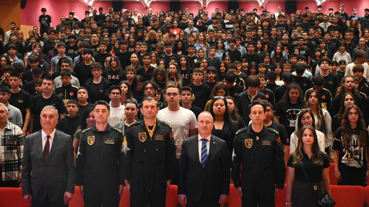 Gökyüzünün Kahramanları Minik Kalpleri Fethetti! SOLOTÜRK Pilotları'ndan Öğrencilere Unutulmaz 23 Nisan Sürprizi!