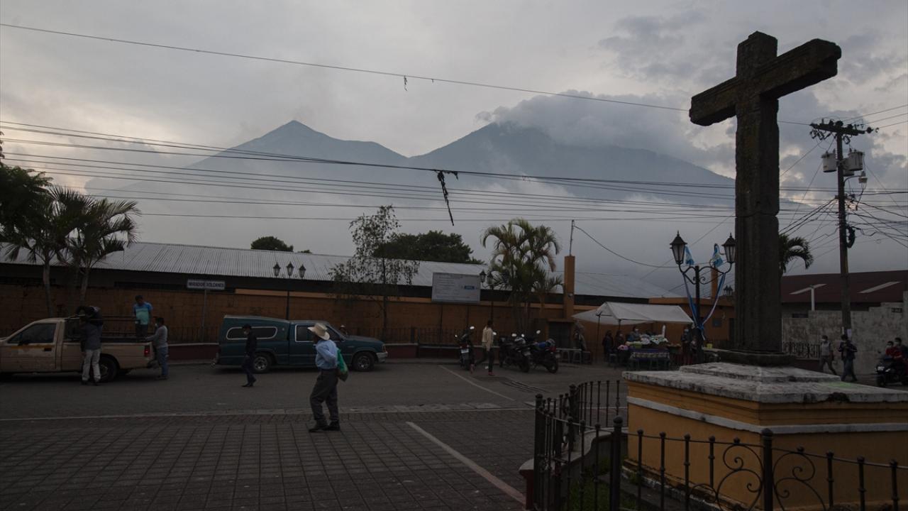 Guatemala'da Fuego Yanardağı Alarmı: Tahliye Süreci Başlatıldı