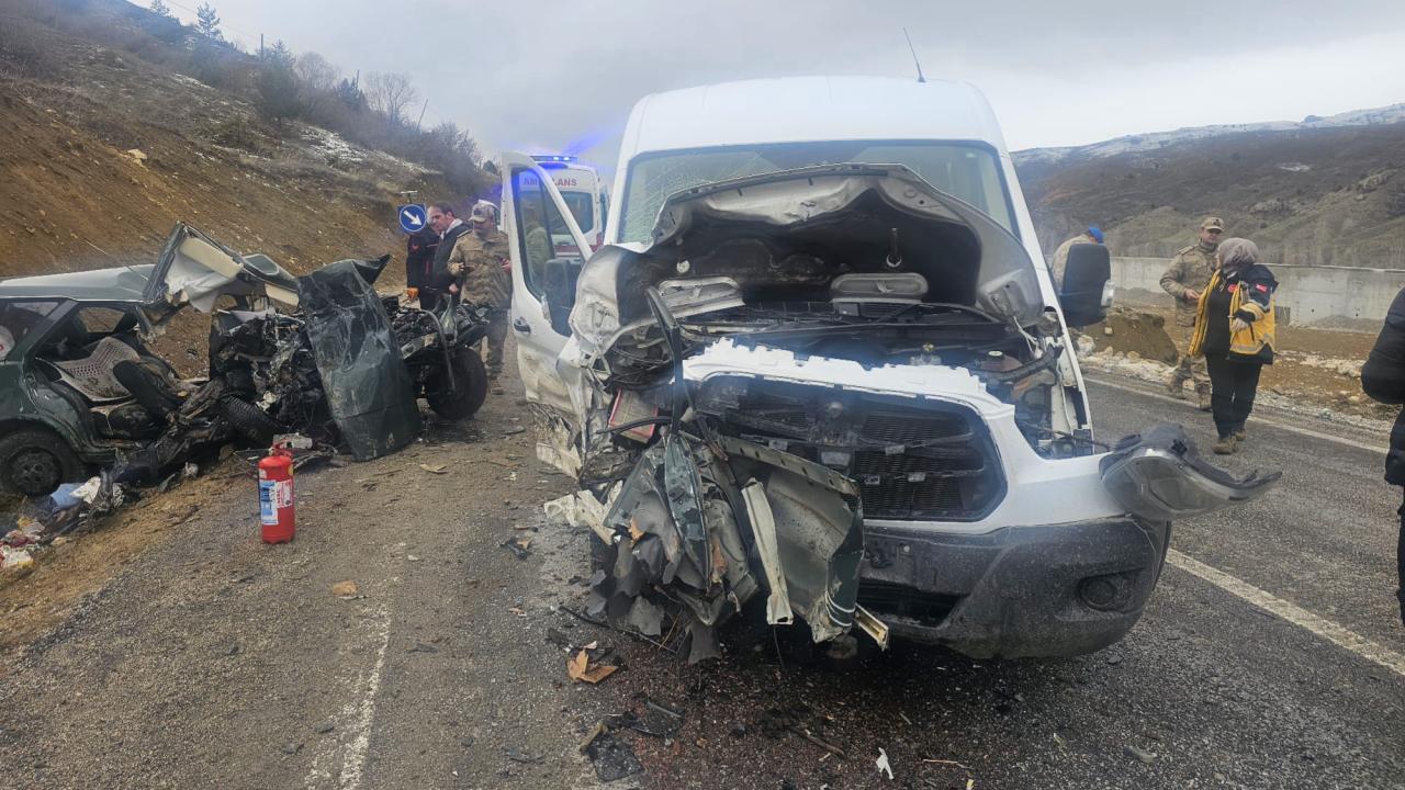 Gümüşhane'de Faciada Acı Kayıp! Servis Minibüsüyle Otomobil Çarpıştı: Ölü ve Yaralılar Var!