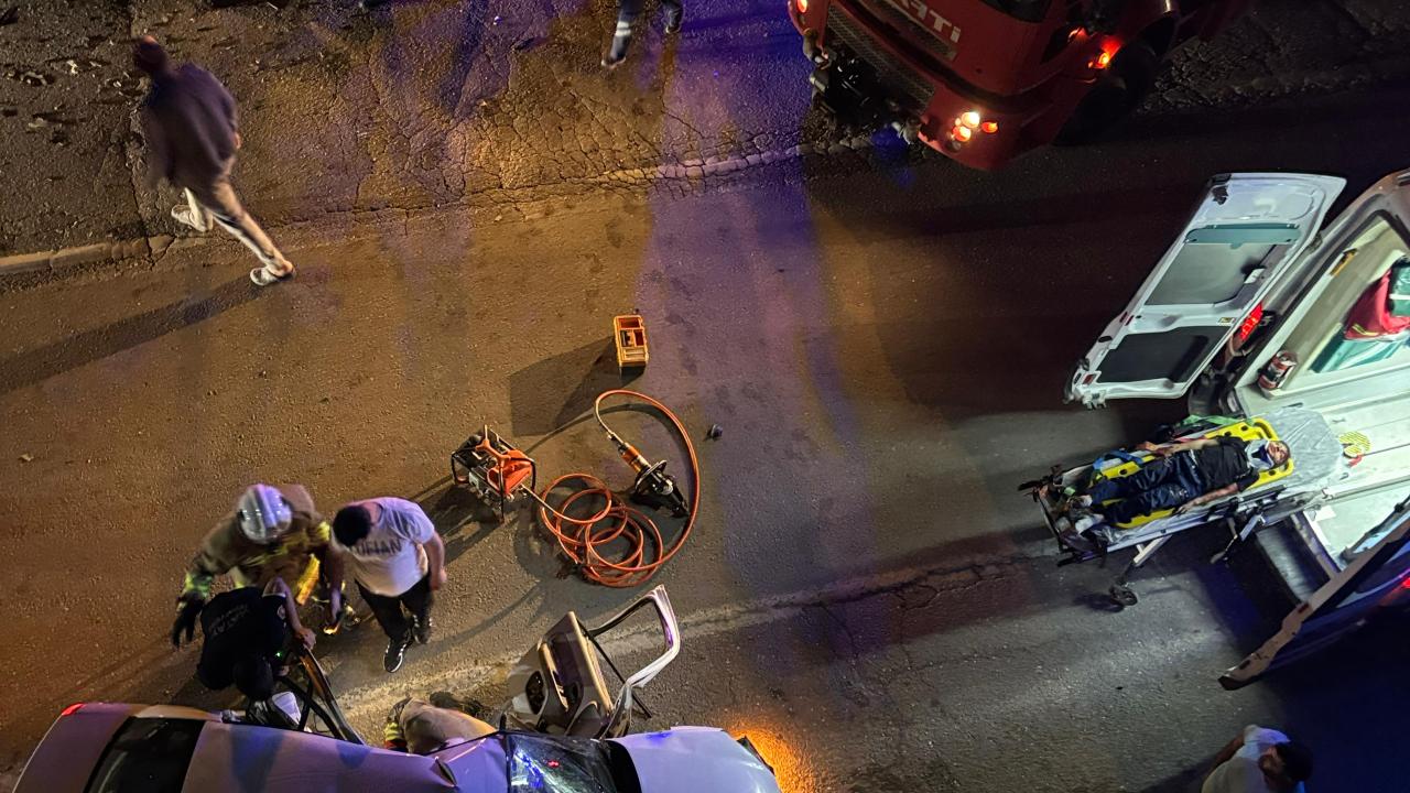 Hatay'da İki Araç Kafa Kafaya Çarptı! Facia Ucuz Atlatıldı: 7 Yaralı