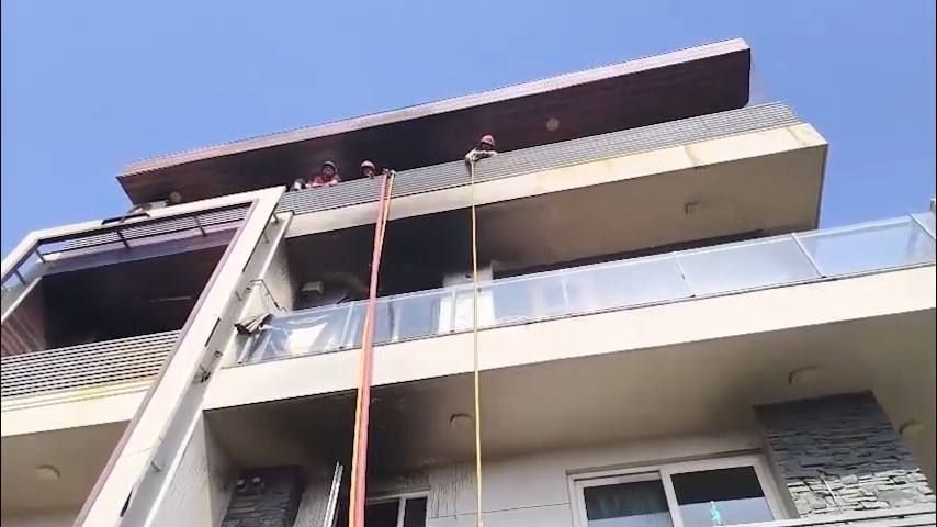 Hindistan'da Alevler Yükseldi! Apartman Yangınında Faciadan Acı Haberler!