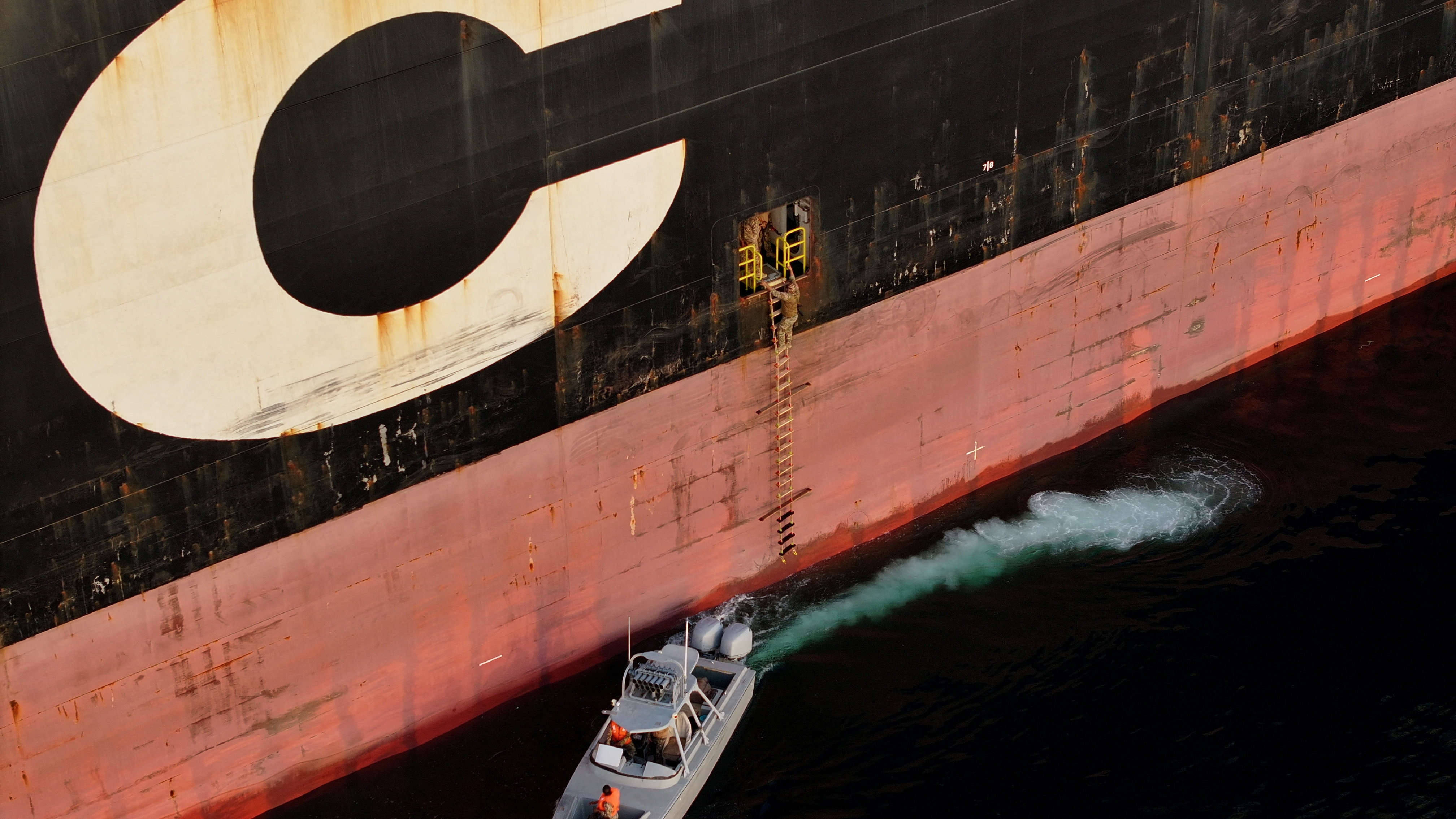 Hürmüz Boğazı'nda Gerilim Tırmanıyor: ABD Ablukası Ticareti Felç mi Ediyor?