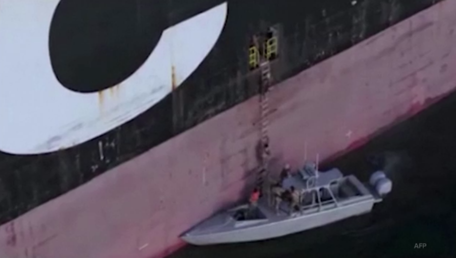 Hürmüz Boğazı'nda Gerilim Tırmanıyor! İran'dan Şok Baskın: İki Ticari Gemiye El Konuldu!