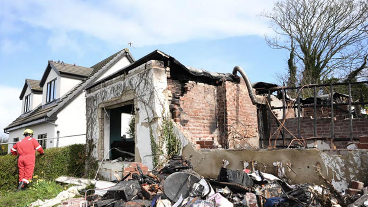 İngiltere'de Miras Anlaşmazlığı Yıkımla Sonuçlandı: Çocukluk Evini Ateşe Verdi
