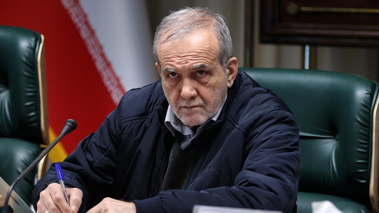 İran Cumhurbaşkanı Pezeşkiyan İstifa İddialarını Reddetti