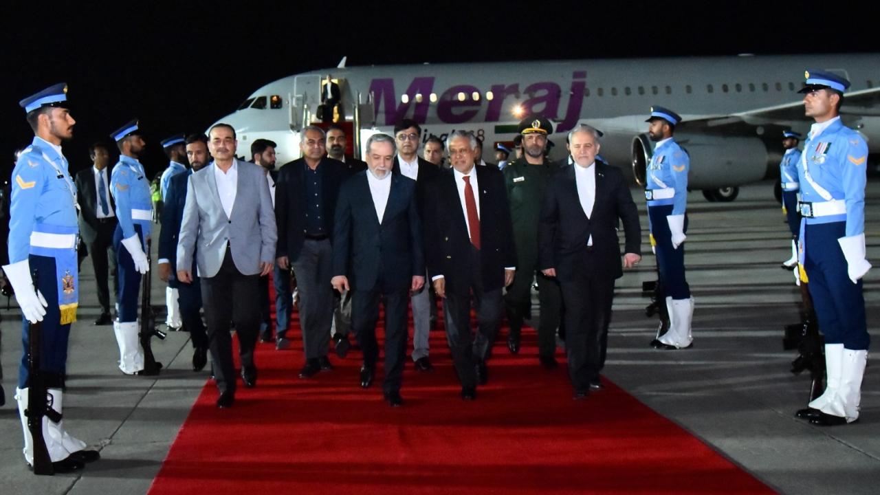 İran'dan Kritik Ziyaret! Arakçi ve Pakistan Genelkurmay Başkanı Munir'den Sürpriz Görüşme!