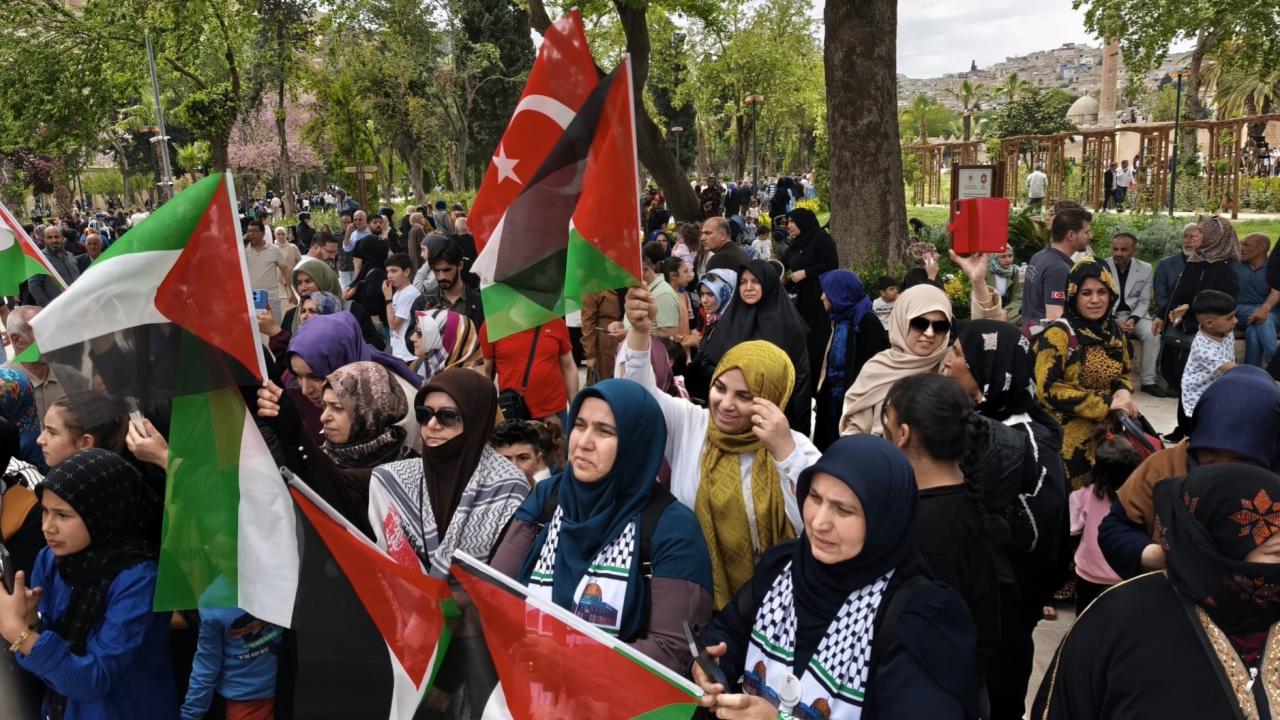 İsrail'den Skandal Saldırı! Gazze'ye Yardım Götüren Filoya Kanlı Müdahale: Türkiye Ayakta!