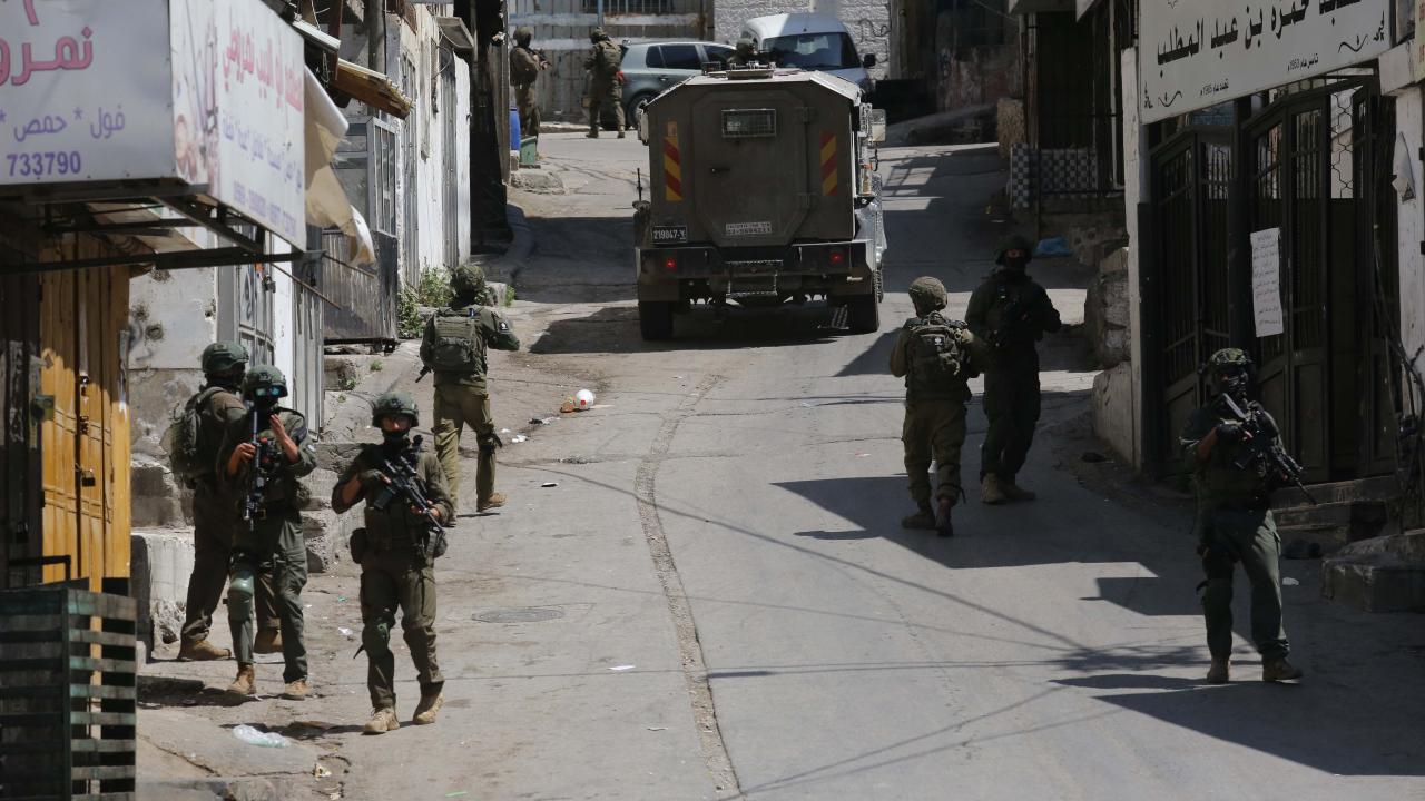 İsrail'den Utanç Verici Görüntüler! 70 Filistinli İşçi Gözaltına Alındı