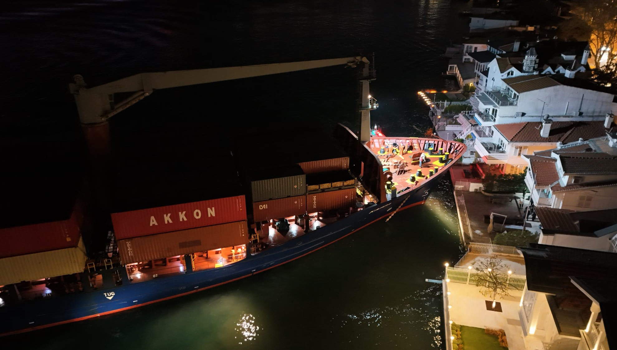 İstanbul Boğazı'nda Korku Dolu Anlar! Gemi Az Kalsın Yalıya Çarpıyordu!