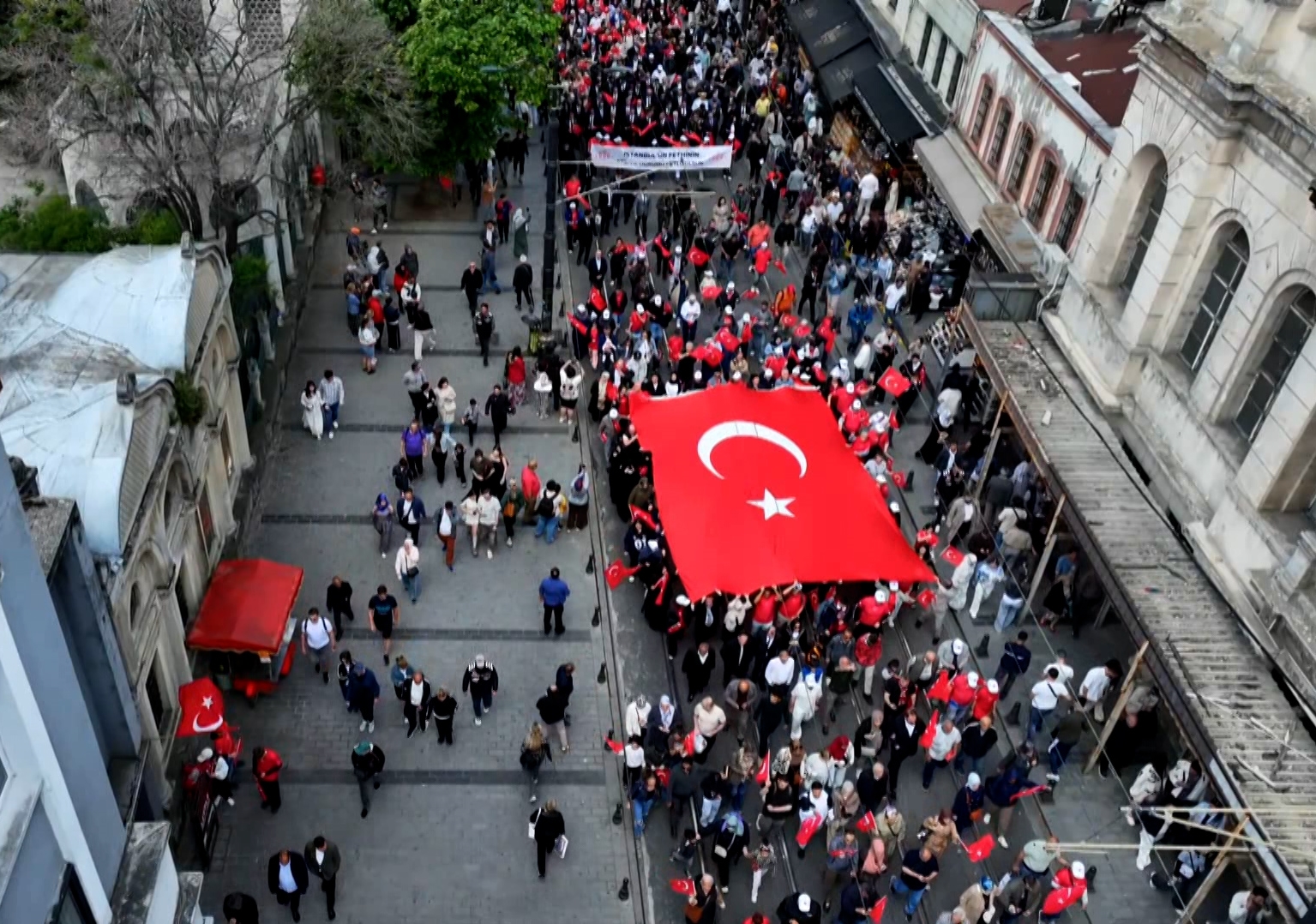 İstanbul Fetih Coşkusuyla İnliyor! Ayasofya Meydanı'nda Mehter Marşıyla Tarihi Bir Gün