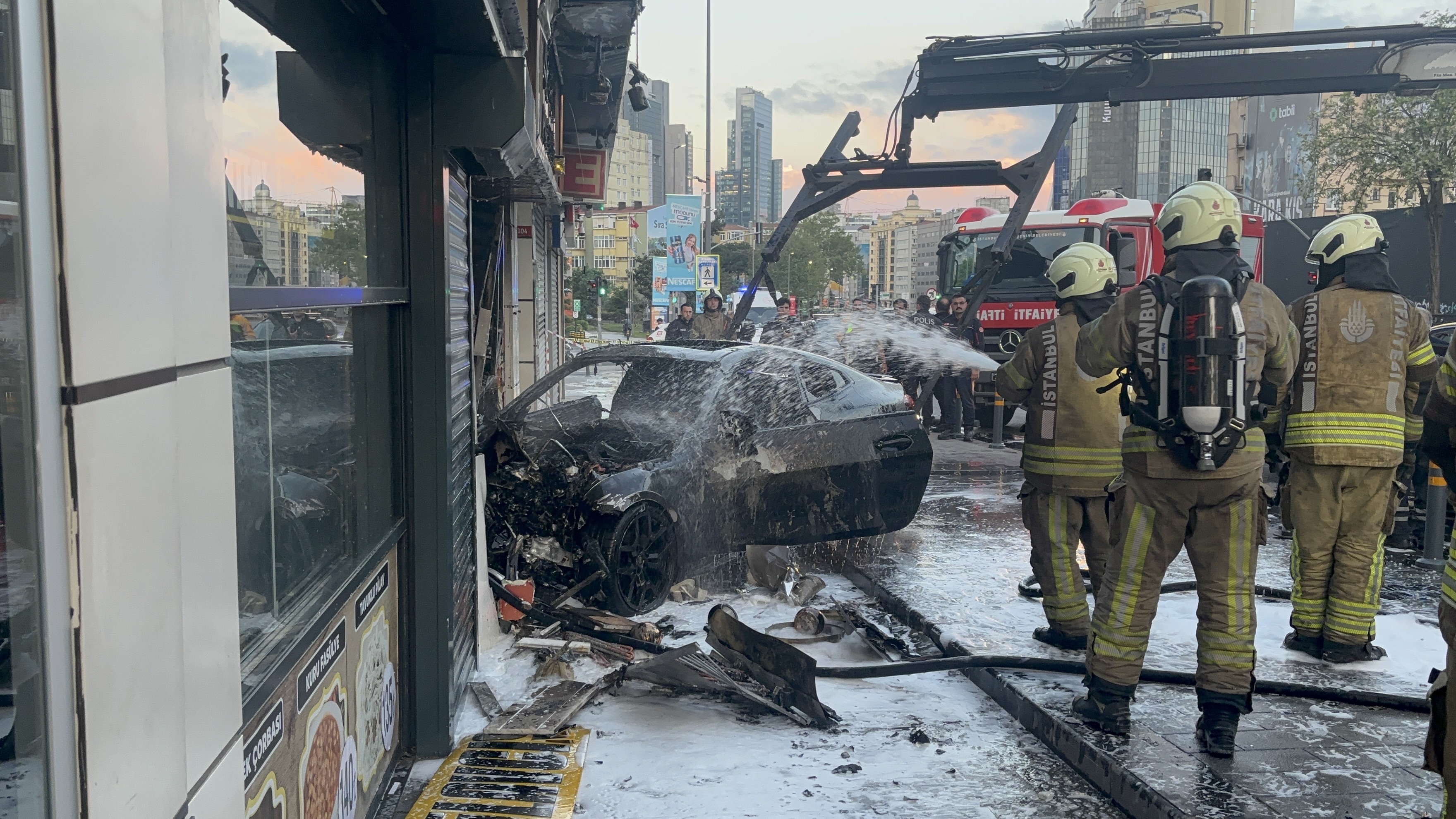İstanbul Şişli'de Korkunç Kaza! Otomobil Dükkana Daldı, Alevler Yükseldi!