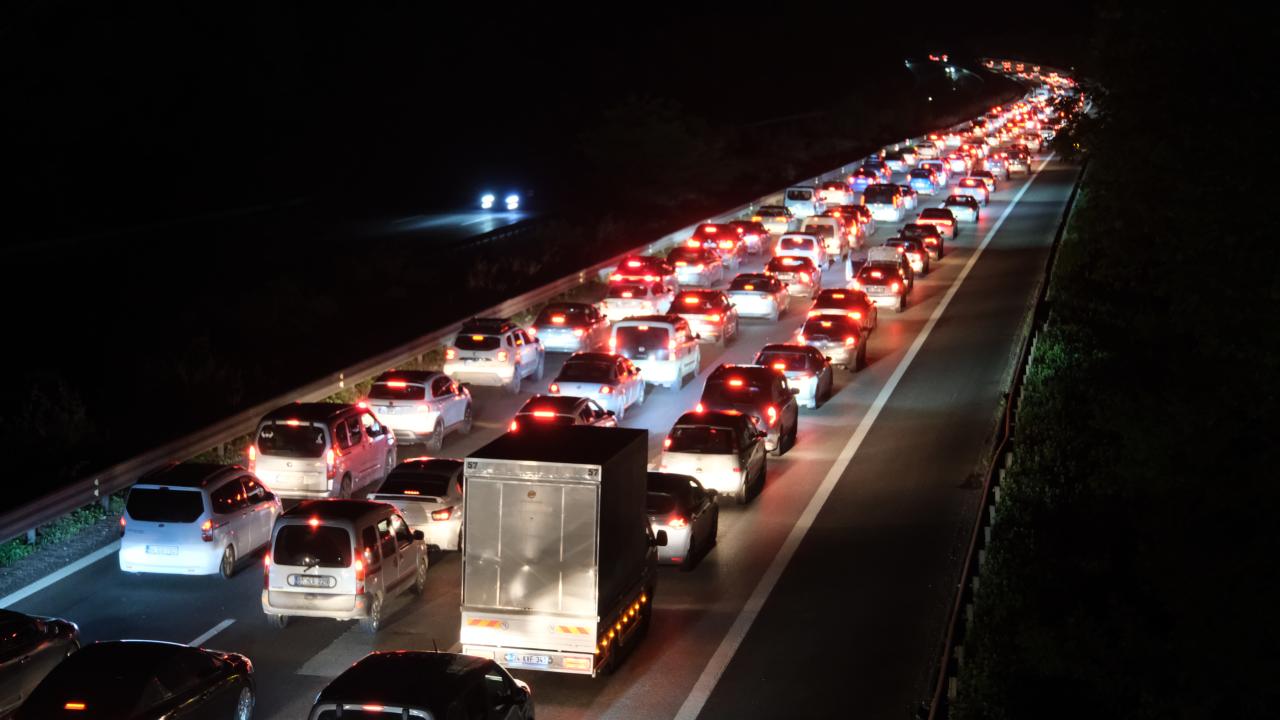 İstanbul'a Dönüş Çilesi: Bayram Tatili Bitti, Trafik Kilit!