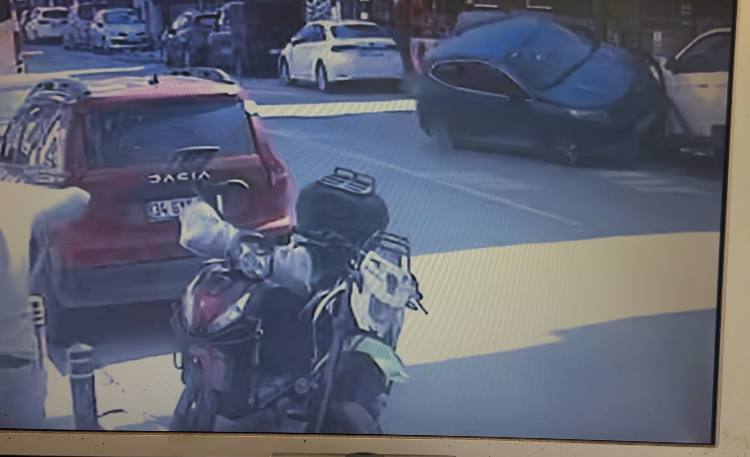 İstanbul'da Akılalmaz Kaza! Kontrolden Çıkan Araç Cipe Çarptı, Ortalık Savaş Alanına Döndü!