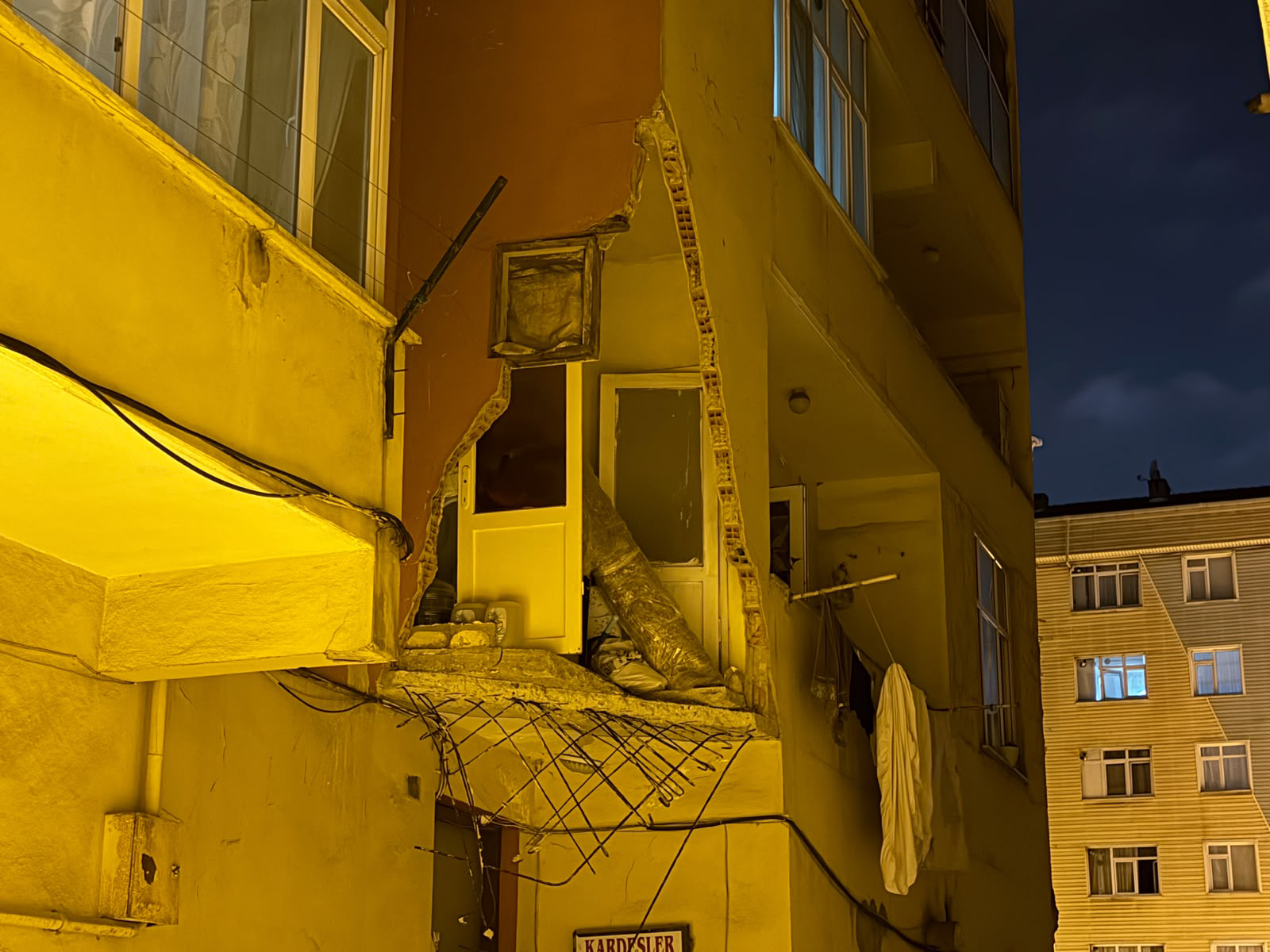 İstanbul'da Bina Tahliyesi: Balkon Çökmesi Korkuttu