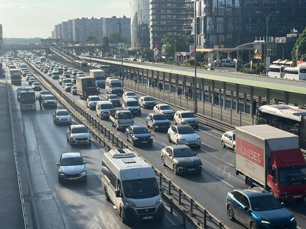 İstanbul'da Çile Başladı! Bayram Bitti, Trafik Kabusu Geri Döndü!