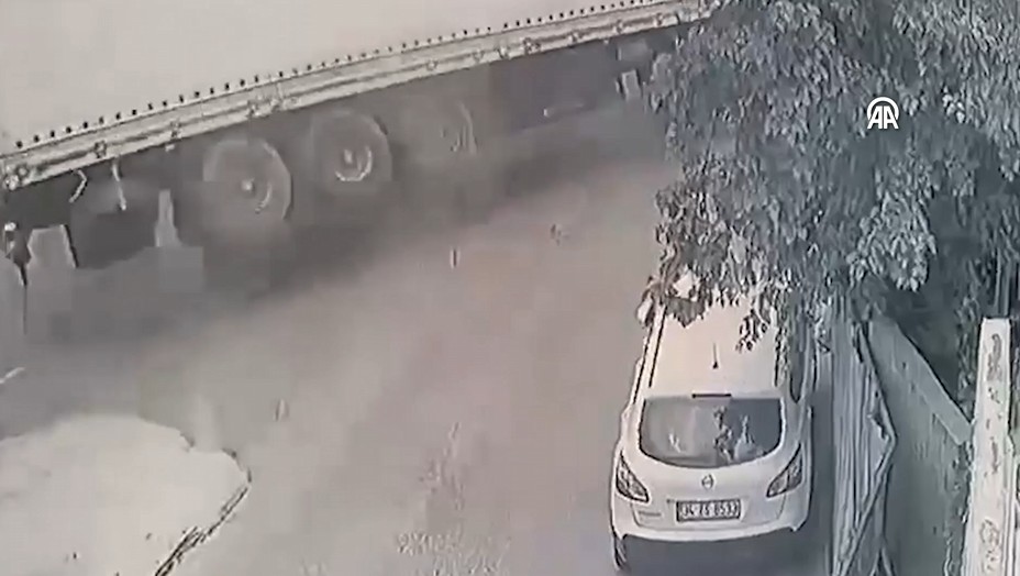 İstanbul'da Dehşet Anları! Kontrolden Çıkan Tır Ortalığı Savaş Alanına Çevirdi!