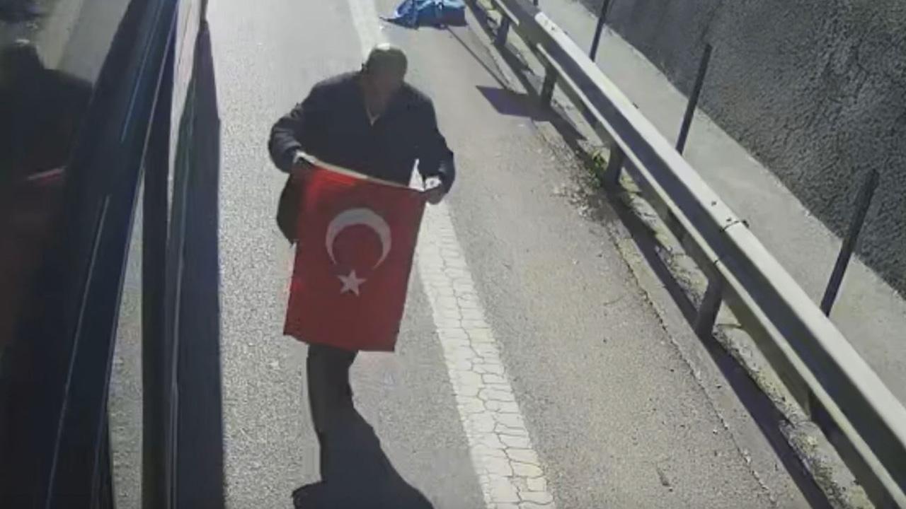 İstanbul'da Duygulandıran An: Otobüs Şoförü Bayrağı Gördü, Yaptığı Hareketle Herkesi Gururlandırdı!