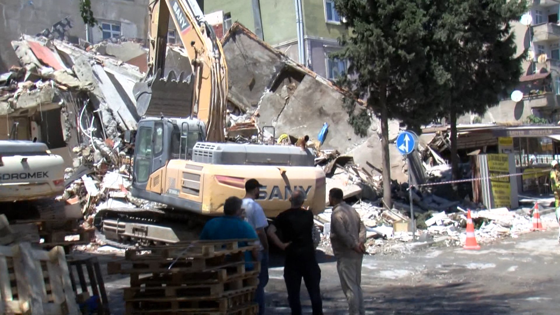 İstanbul'da Facia Kıl Payı Atlatıldı: Yıkım Sırasında Bina Bir Anda Çöktü!