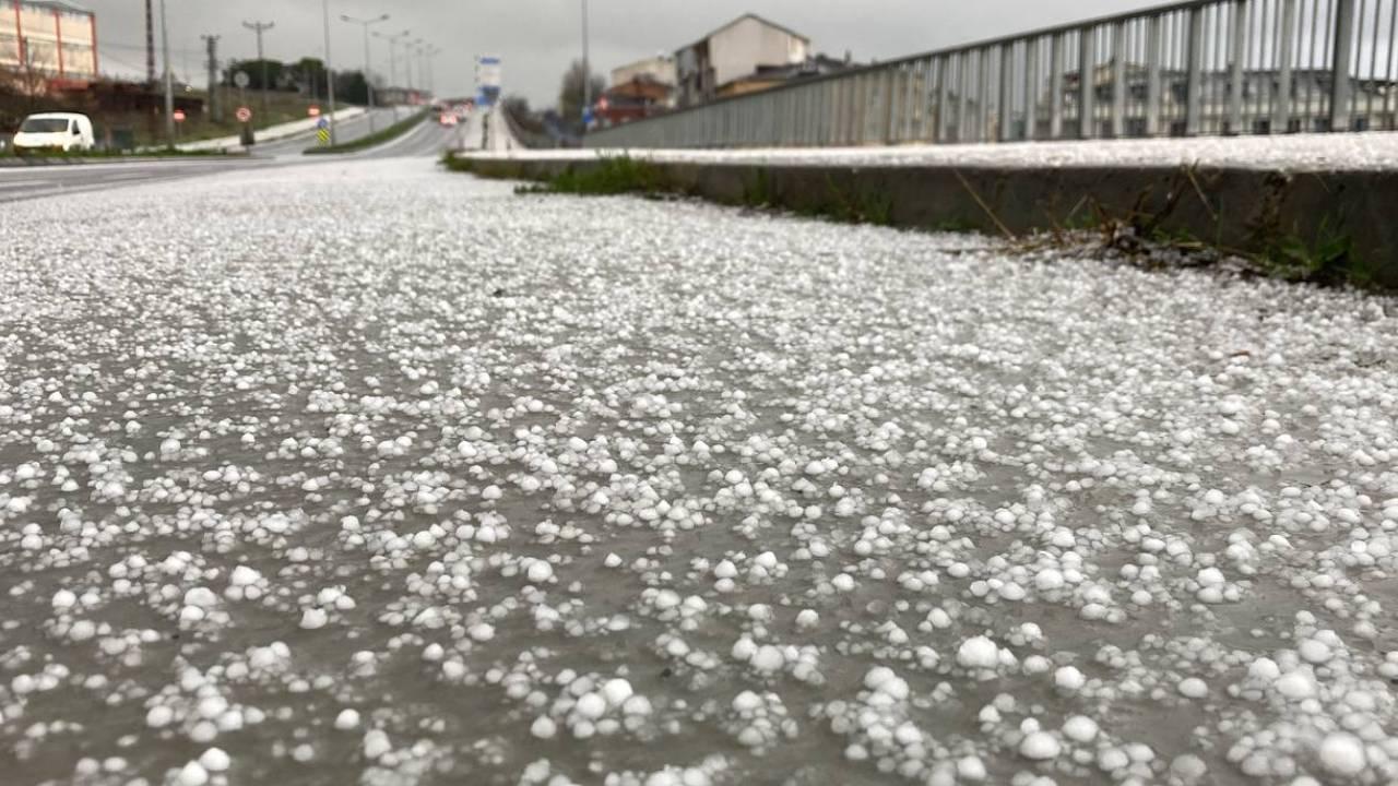 İstanbul'da Gökyüzü Delindi! Sağanak ve Dolu Hayatı Felç Etti
