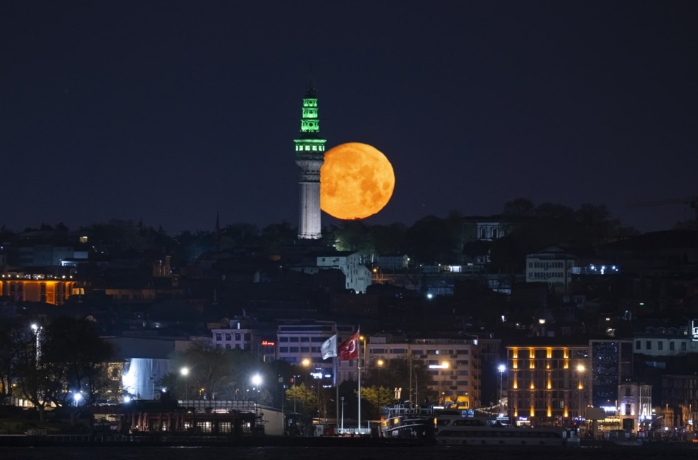 İstanbul'da Göz Kamaştıran Anlar! Dolunay Şehri Işıl Işıl Yaptı!