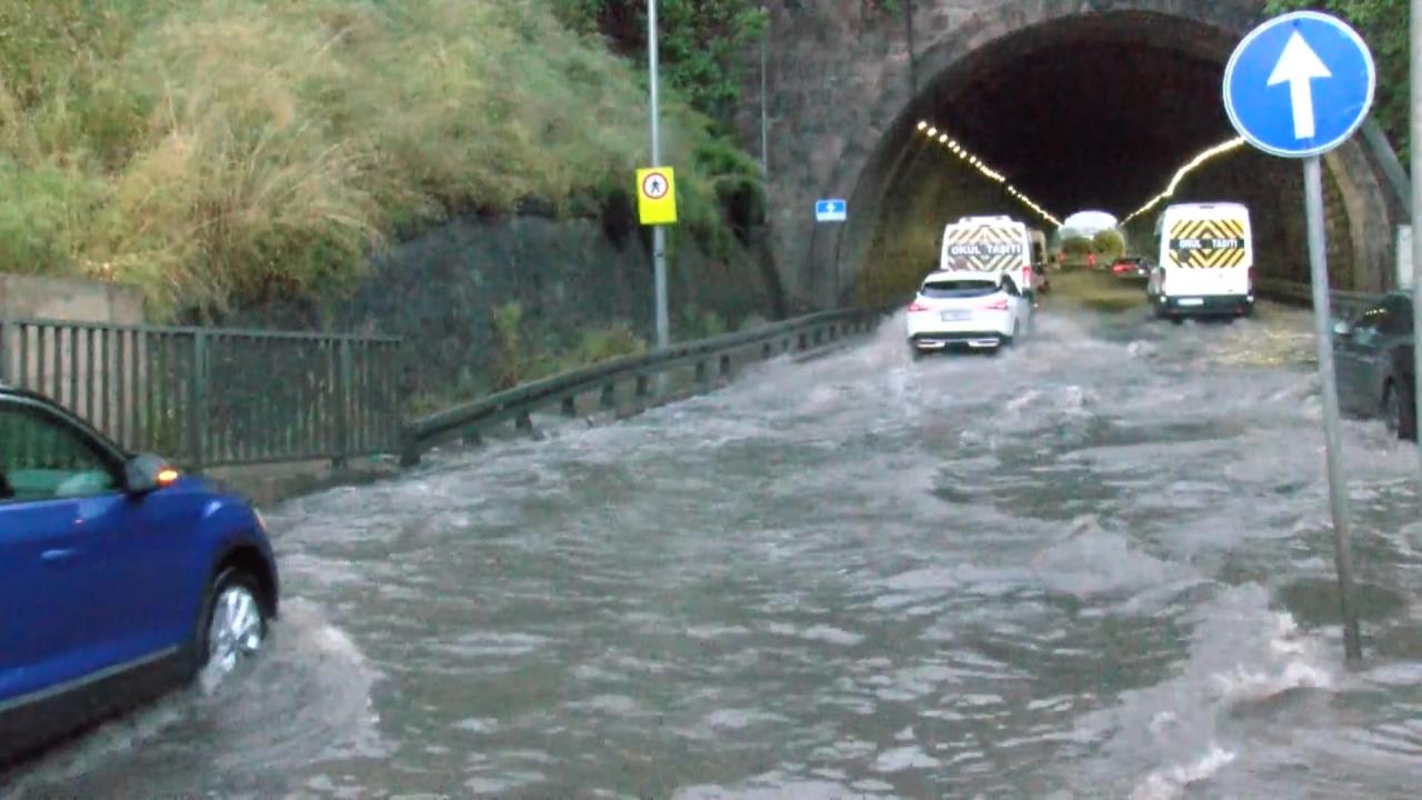 İstanbul'da Kabus Anları! Tüneli Su Bastı, Araçlar Mahsur Kaldı!
