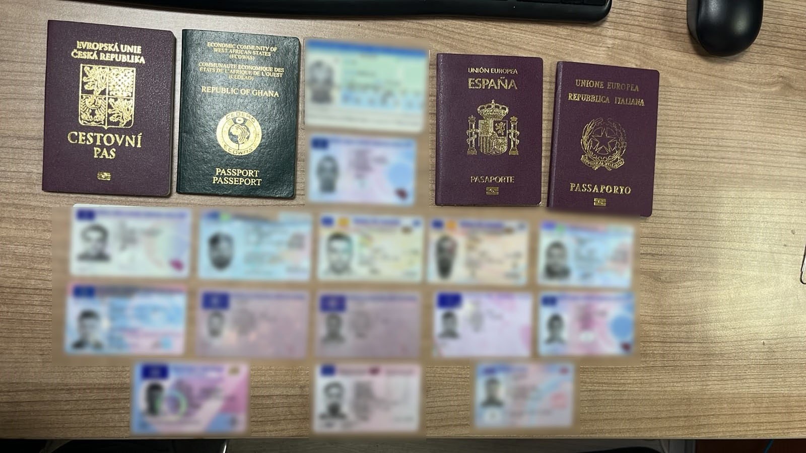 İstanbul'da Kargo Operasyonu: Yurt Dışına Gönderilmek İstenen Sahte Belgeler Ele Geçirildi