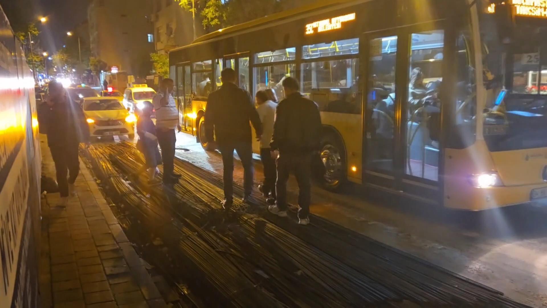 İstanbul'da Korkunç Anlar! İnşaat Demiri Otobüsün Tabanını Deldi, Yolcunun Ayağına Saplandı!