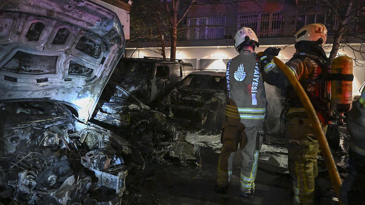 İstanbul'da Lüks Otomobil Kabusu! Alevler İçinde Kalan Araçlar Küle Döndü!