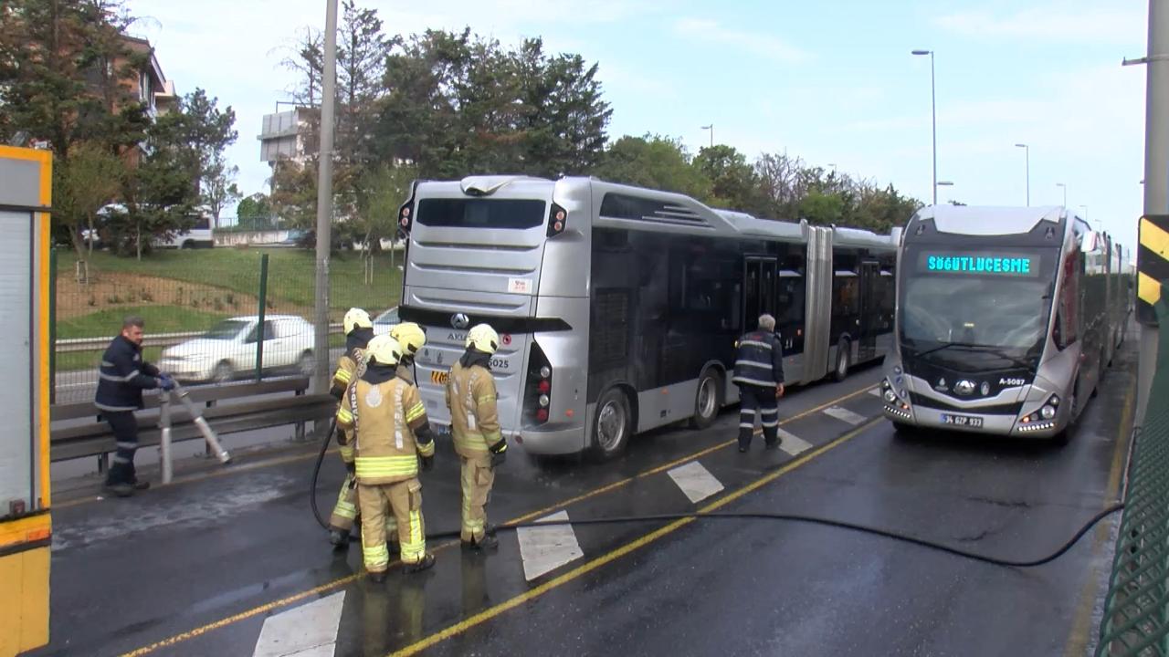 İstanbul'da Metrobüs Alevlere Teslim Oldu! Yolcular Panik İçinde...