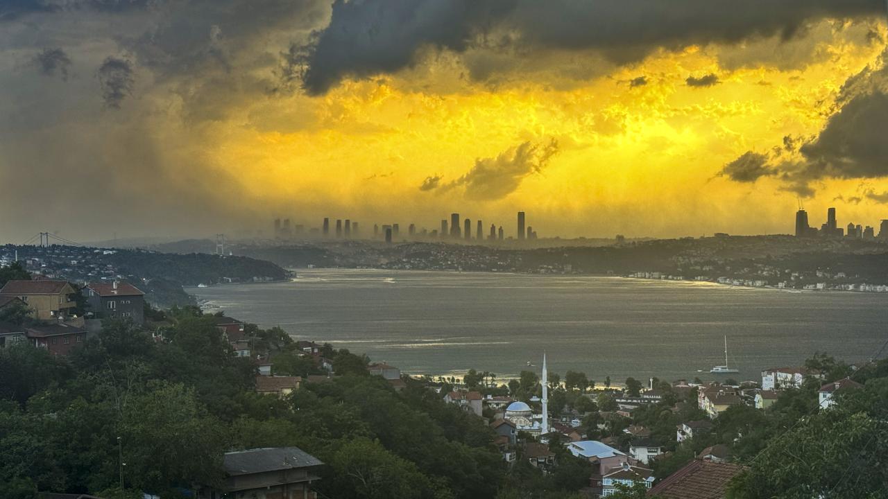 İstanbul'da Şiddetli Fırtına Hayatı Olumsuz Etkiledi