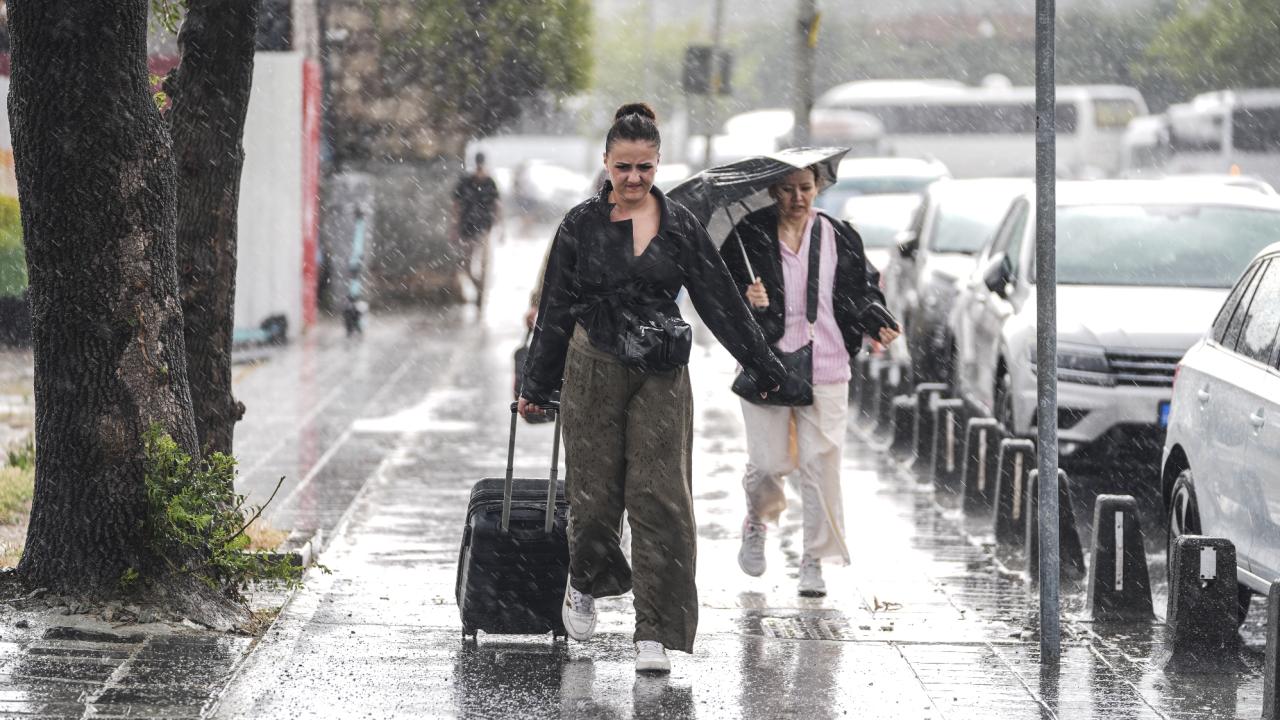 İstanbul'da Şiddetli Sağanak Hayatı Felç Etti