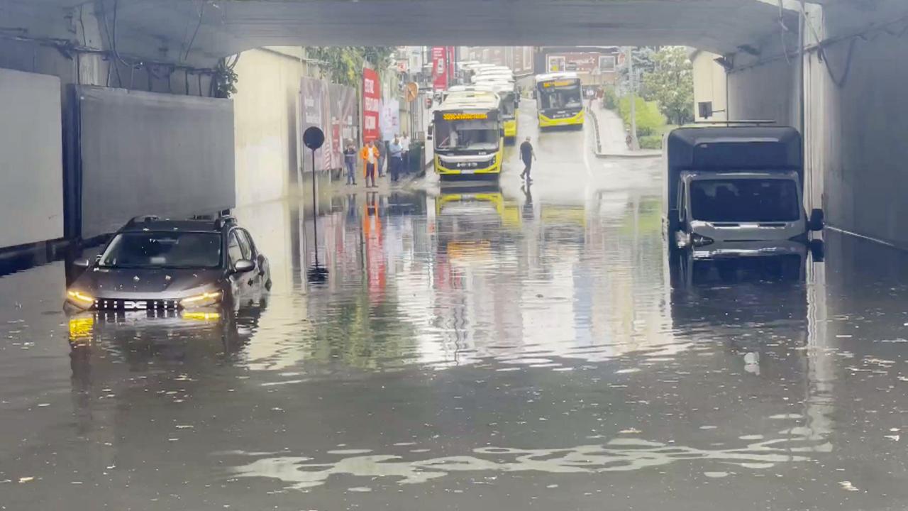 İstanbul'da Şiddetli Sağanak: Şehir Ulaşımı Felç Oldu