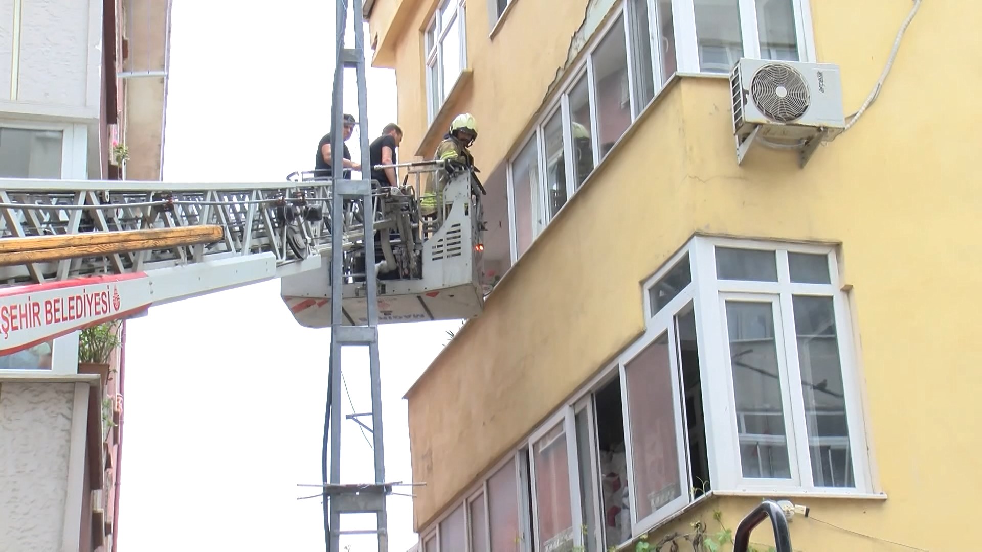 İstanbul'da Şok Eden Anlar! Annesini Rehin Alan Adam İçin Polis Alarmda!