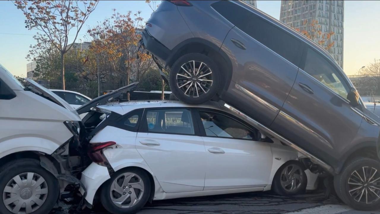 İstanbul'da Trafik Felç! Zincirleme Kazada Yaralılar Var!