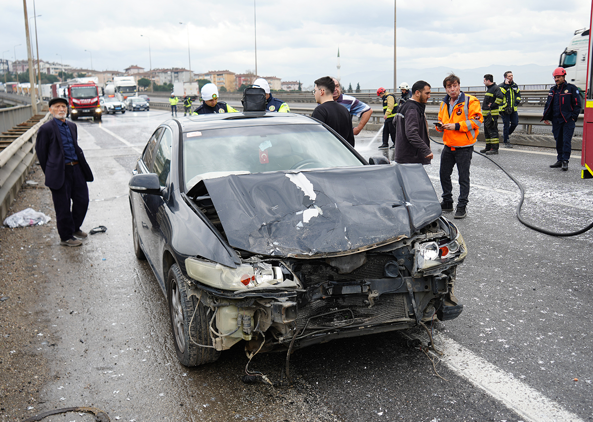 İstanbul'da Trafik Kabusu! TEM Otoyolu'nda Zincirleme Kaza: Ulaşım Felç Oldu!