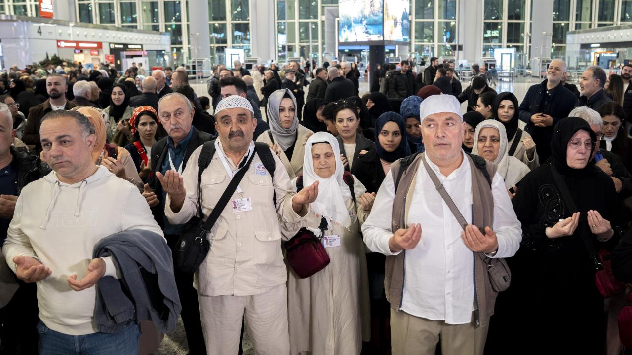 İstanbul'dan Kutsal Topraklara Duygu Yüklü Veda! İlk Hac Kafilesi Dualarla Uğurlandı