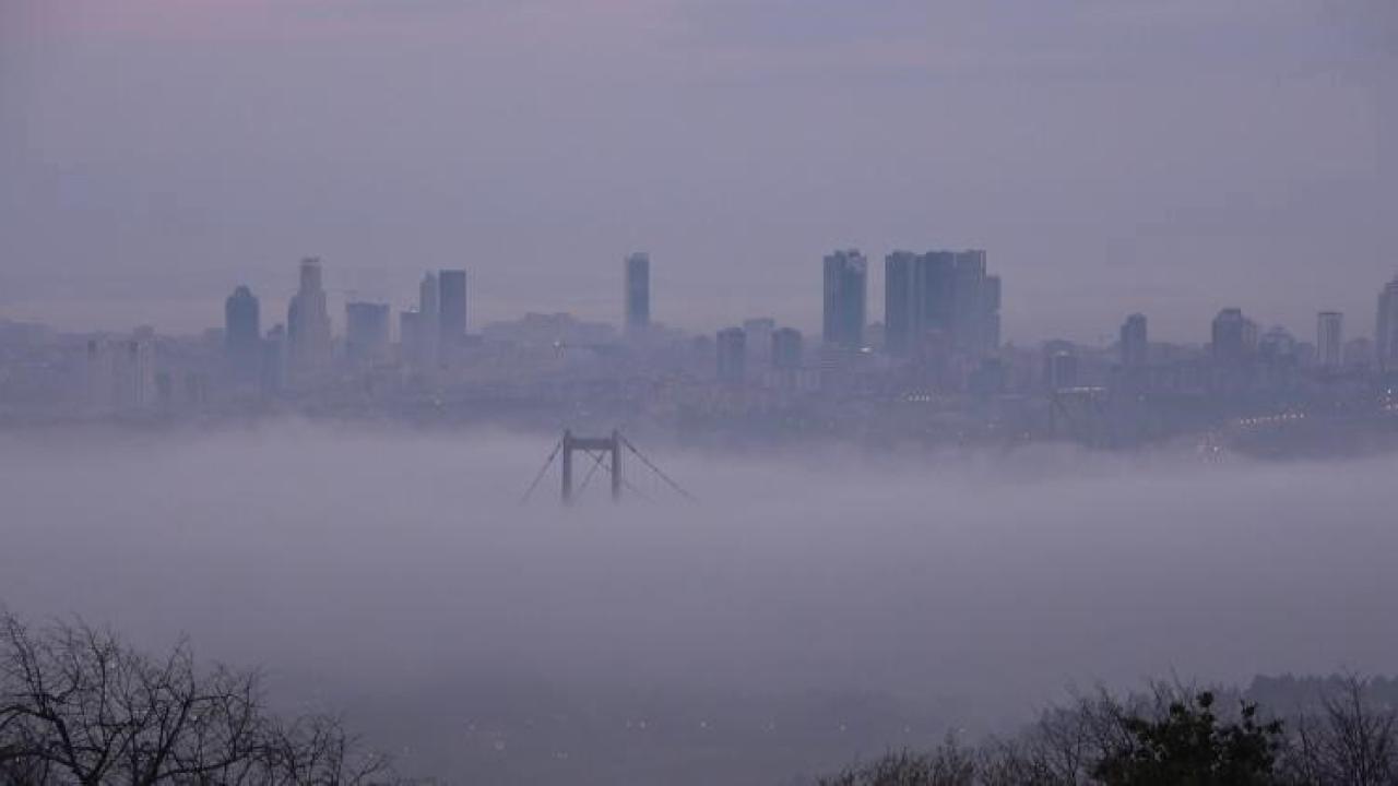 İstanbul'u Esir Alan Sis: Boğaz'da Gemiler Durdu! Şehirde Hayat Felç!