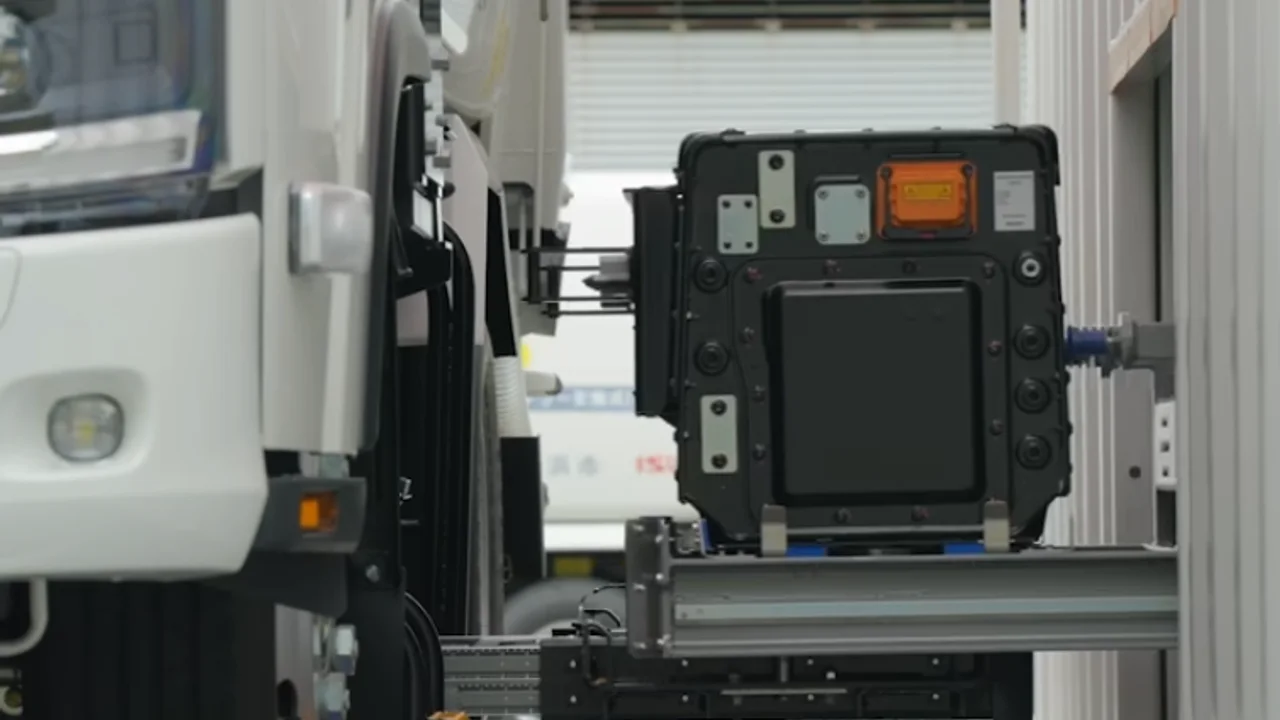 Isuzu'dan Lojistik Çözüm: Elektrikli Çöp Kamyonları İçin 3 Dakikalık Batarya Değişimi
