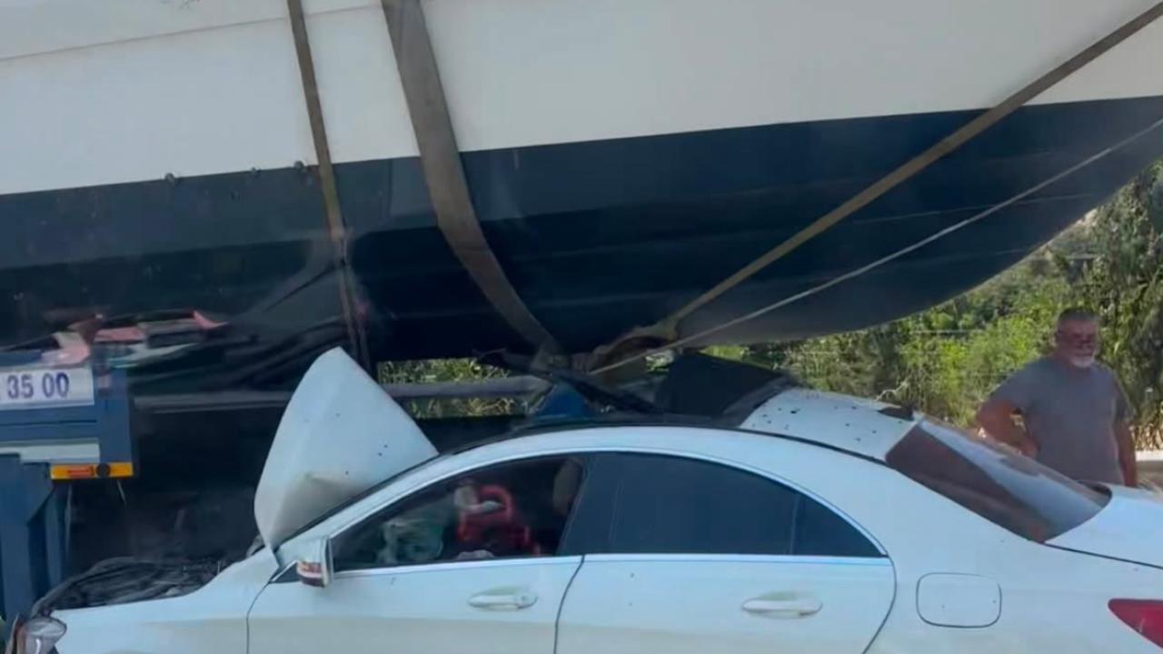 İzmir-Çeşme Otoyolu'nda Trafik Kazası: Otomobil Taşınan Tekneye Çarptı