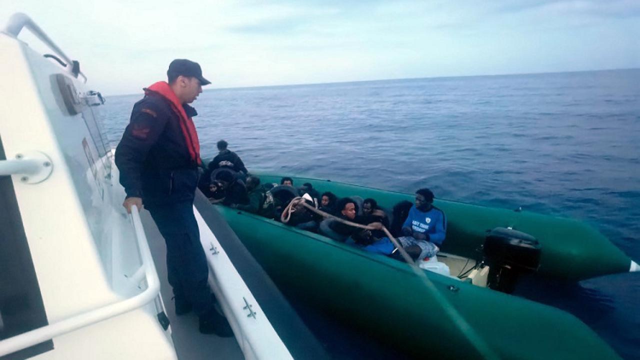 İzmir'de Göçmen Kaçakçılarına Geçit Yok! Sahil Güvenlik Alarmda!