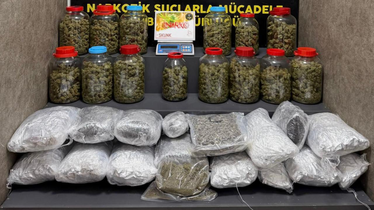 İzmir'de Uyuşturucu Baronlarına Şok Baskın! Tam 60 Kilo Uyuşturucu Ele Geçirildi!