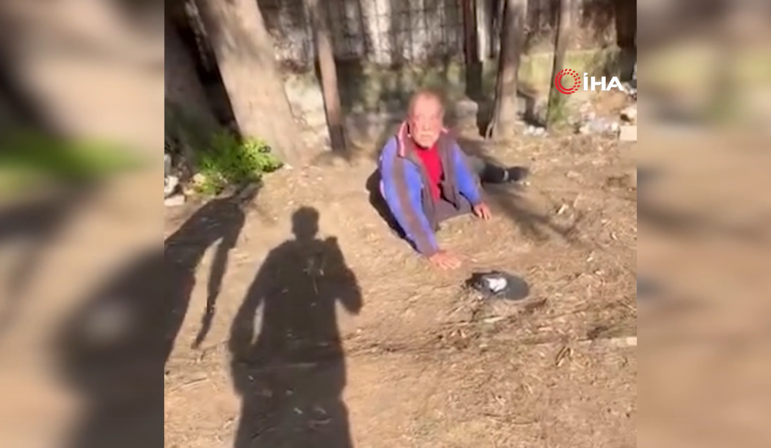 İzmir'de Vicdansızlık Kamerada! Yaşlı Adama Tekme Atanlar Tutuklandı!