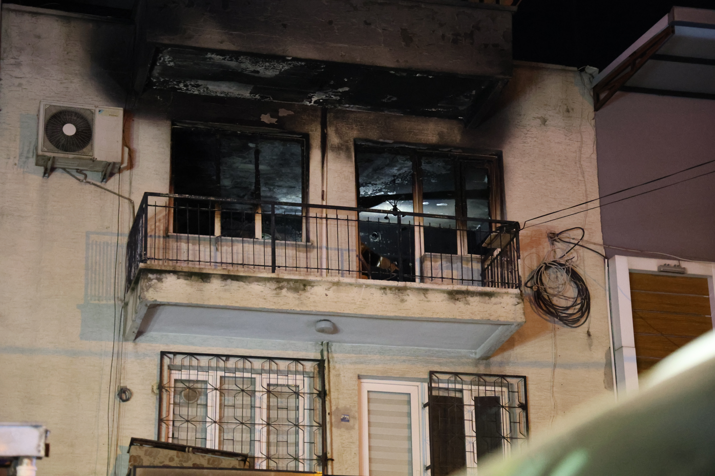 İzmir'de Yürek Yakan Yangın! Baba Hayatını Kaybetti, Oğlu Ölümle Pençeleşiyor
