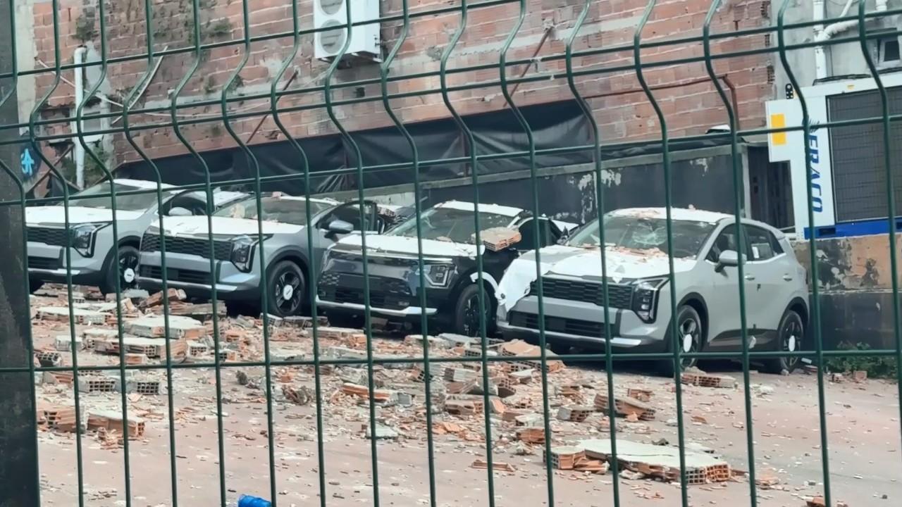 Kağıthane'de İstinat Duvarı Çöktü: 12 Sıfır Kilometre Araç Hasar Gördü