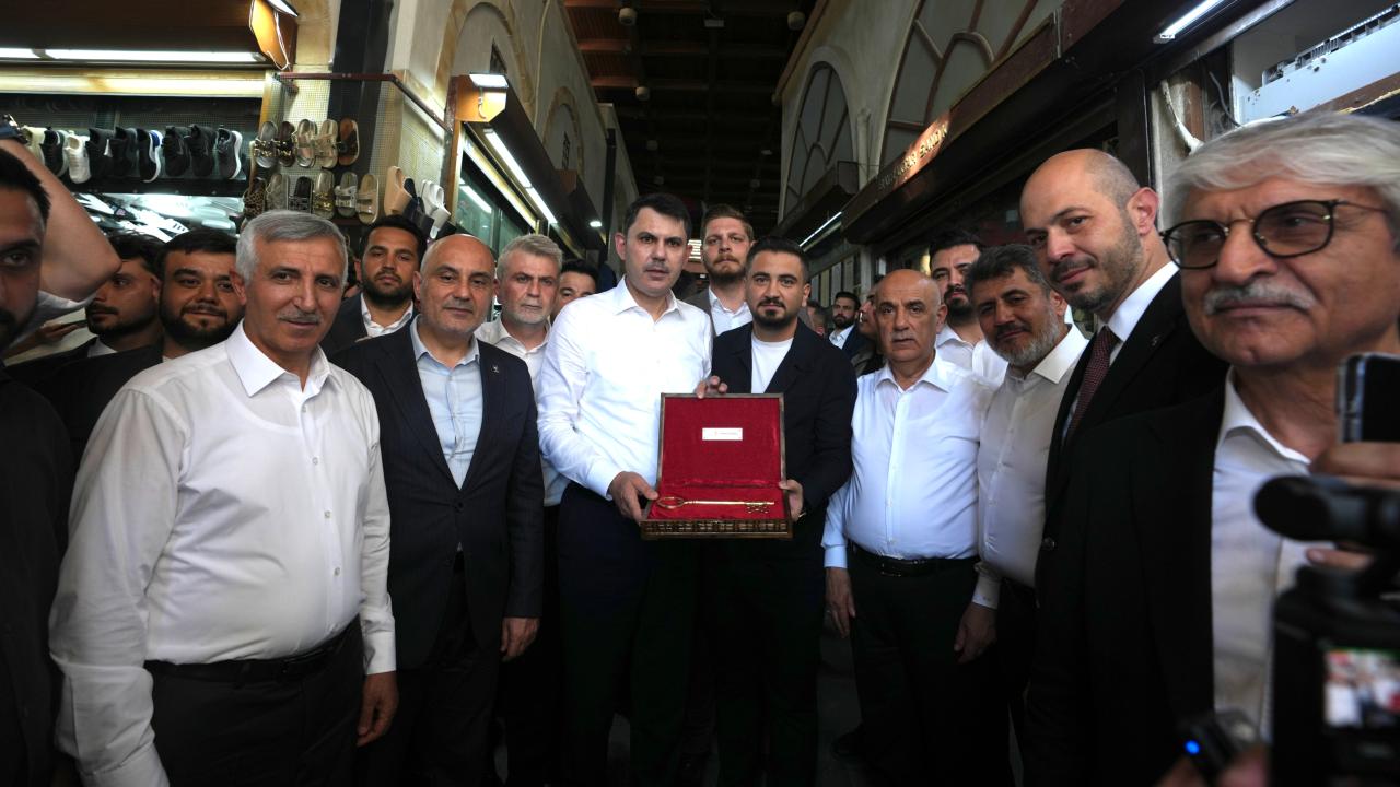 Kahramanmaraş'ta Yeniden İnşa Süreci: Tarihi Kapalıçarşı Esnafından Bakan Kurum'a Sembolik Anahtar