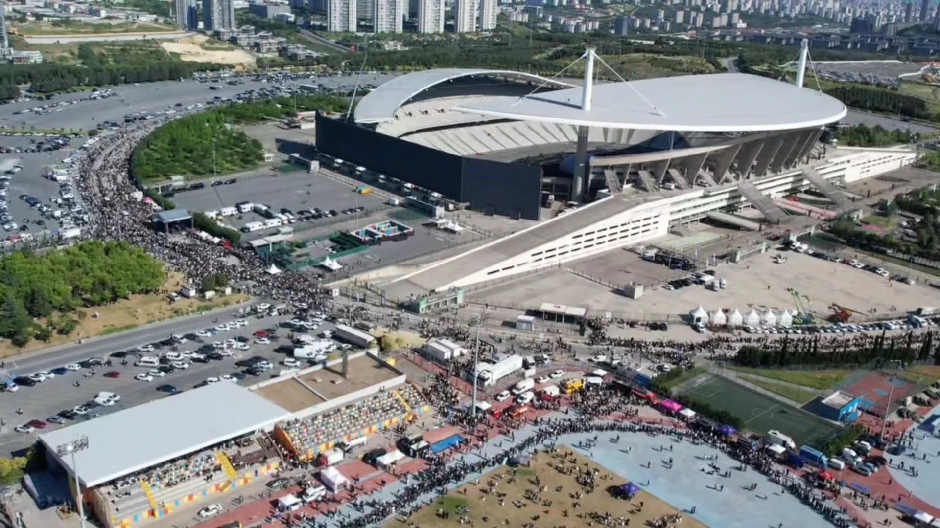Kanye Çılgınlığı! İstanbul Olimpiyat Stadı'nda İzdiham: Saatler Öncesinden Kuyruklar Oluştu!