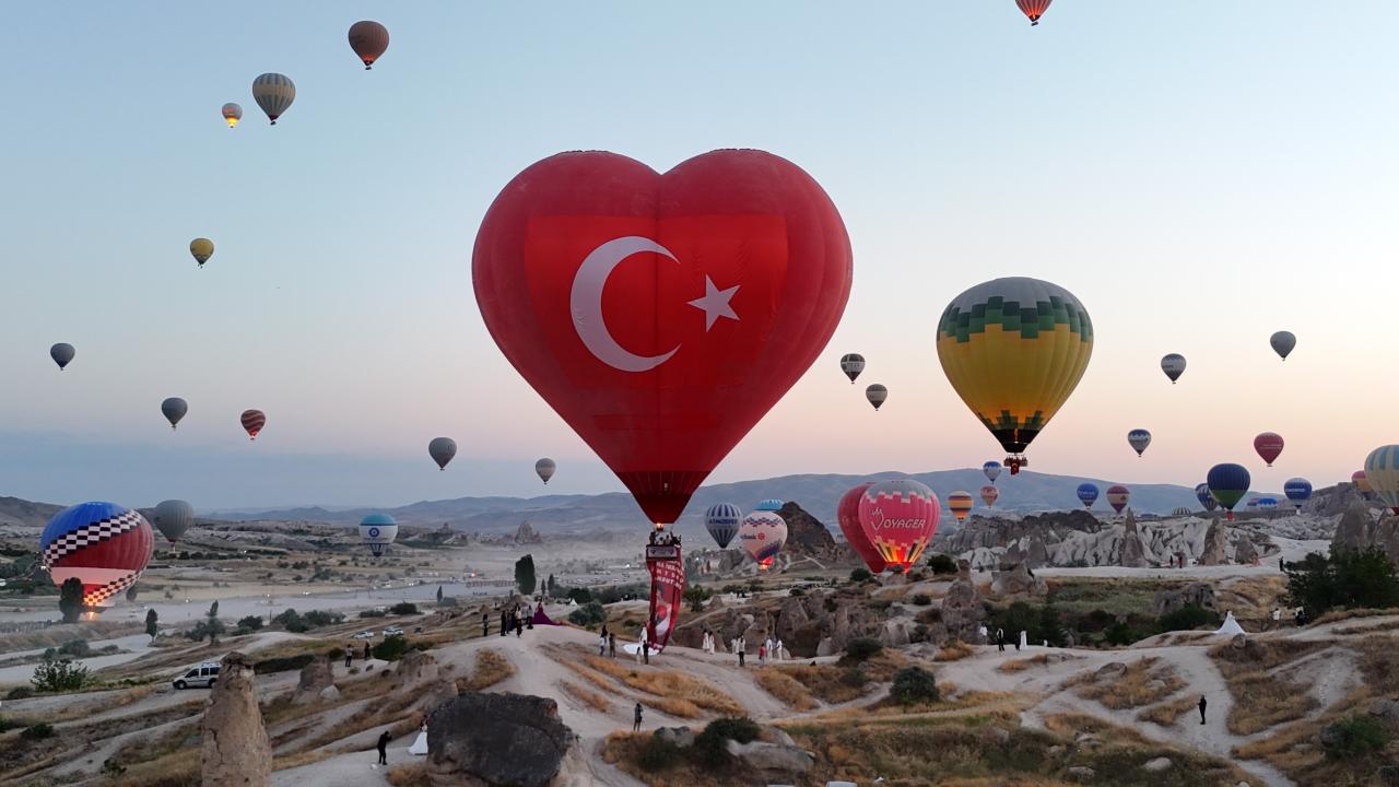 Kapadokya Gökyüzünde 15 Temmuz Anması: Şehitler İçin Özel Uçuş